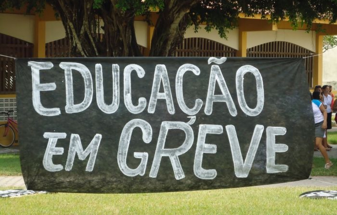 Educação-em-greve.jpg