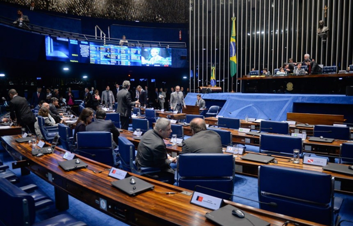 https://www.paeseferreira.com.br/images/senado.jpg