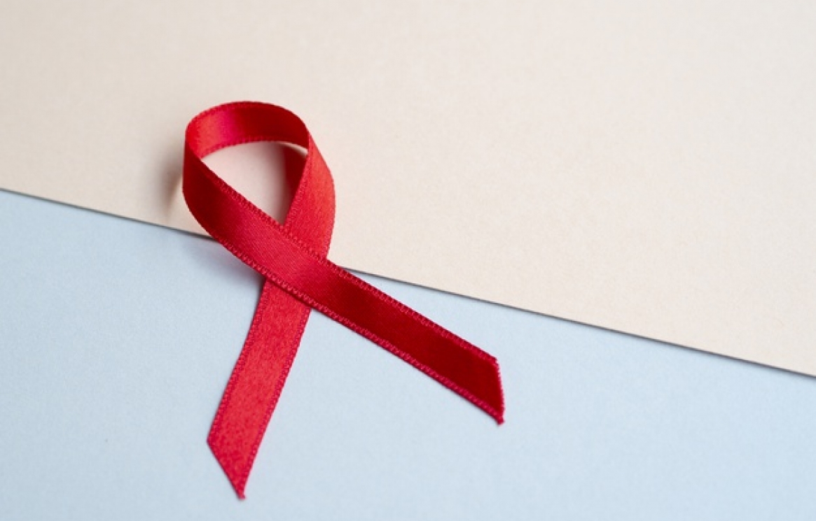 conceito-de-conscientizacao-do-cancer-de-fita-vermelha-de-alto-angulo_23-2148283554.jpg