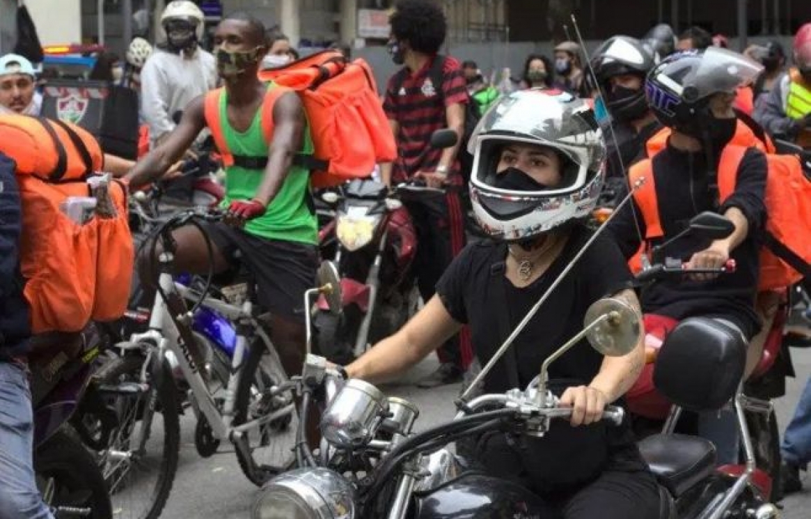 Rede-de-Mídia-Classista-Eduarda-Alberto-entregadores-por-aplicativo-uberizacao-motociclista.jpg