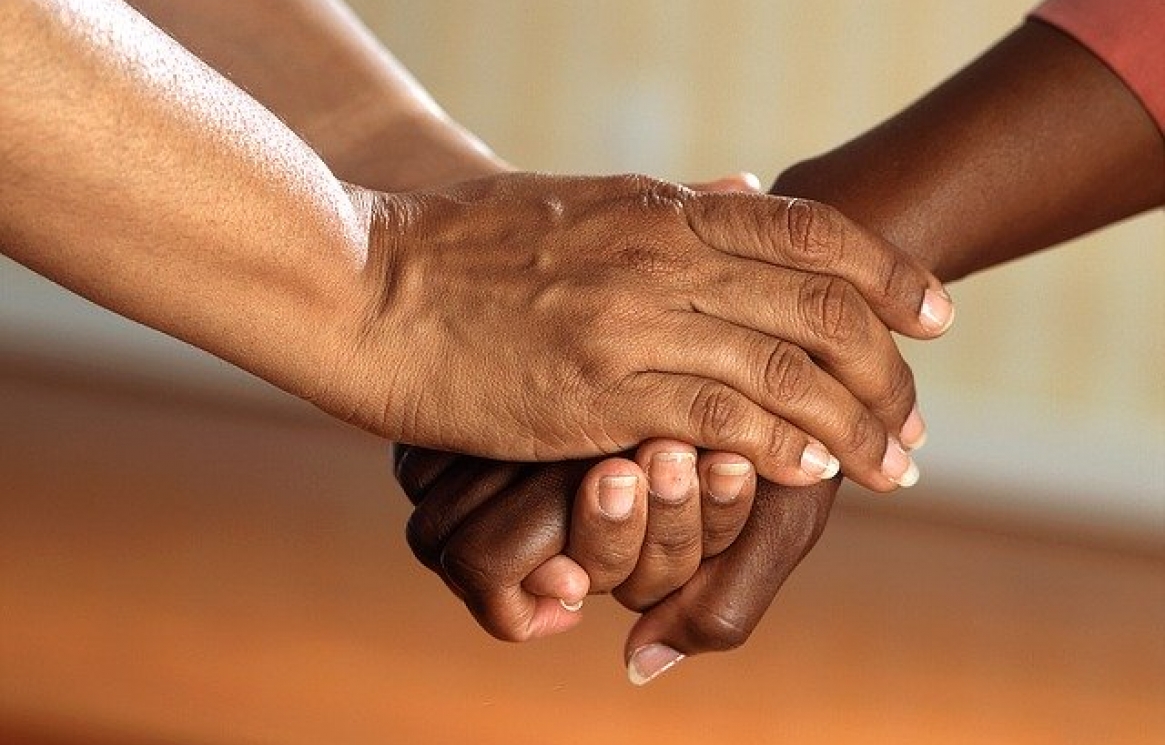 clasped-hands-541849_640.jpg