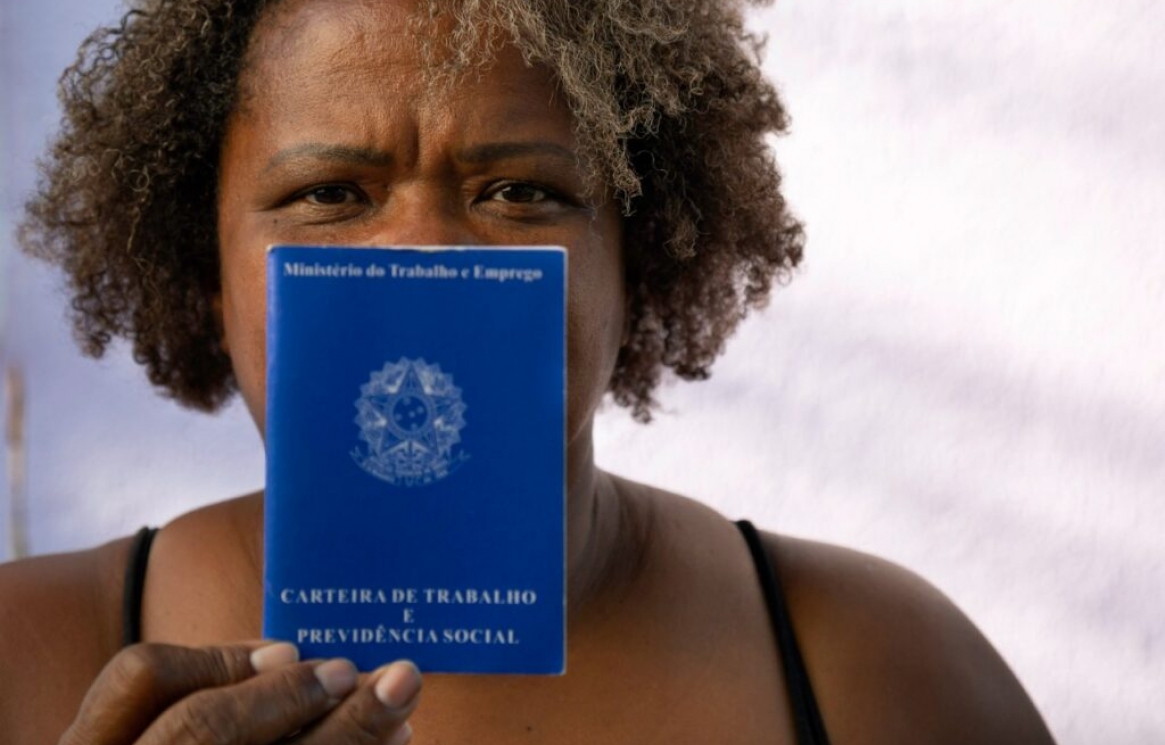 Themis-mulher-carteira-de-trabalho-1024x682.jpg