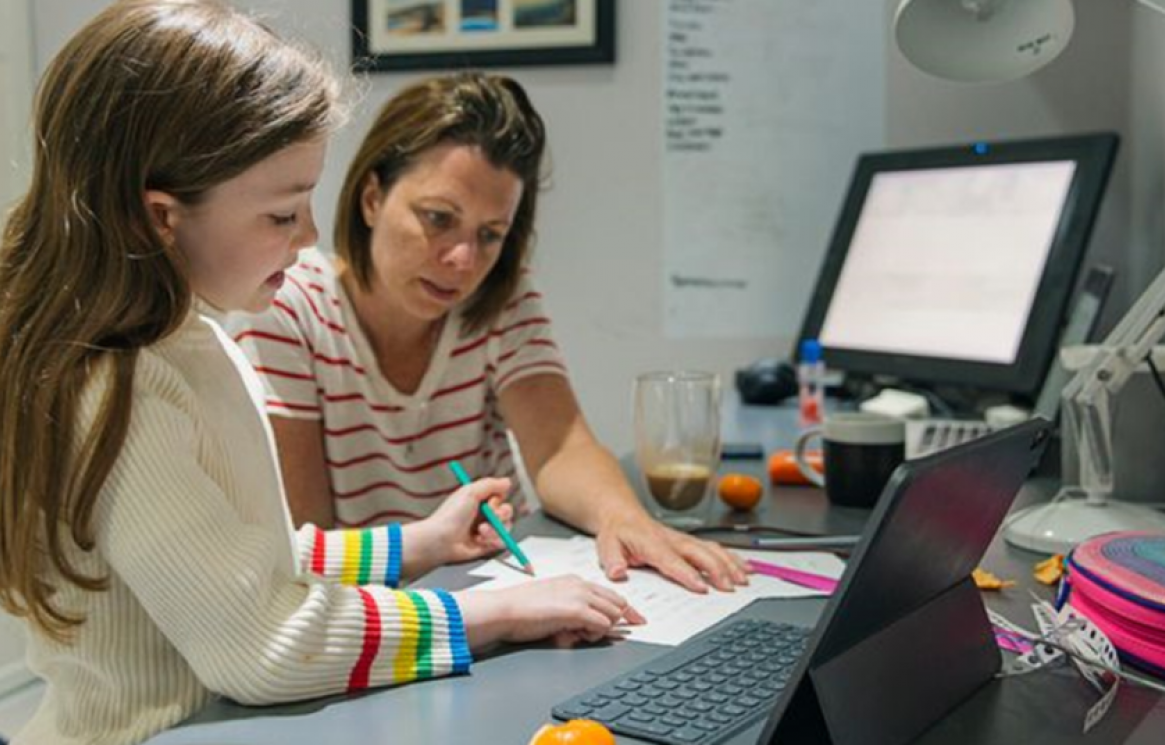 Getty-home-office-mulher-filhos-1024x536.png