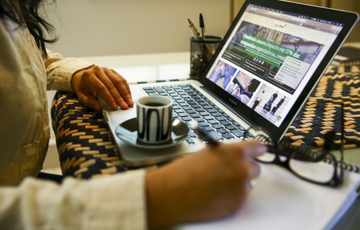 Abr-Camargo-home-office-teletrabalho-notebook-mulher.jpg