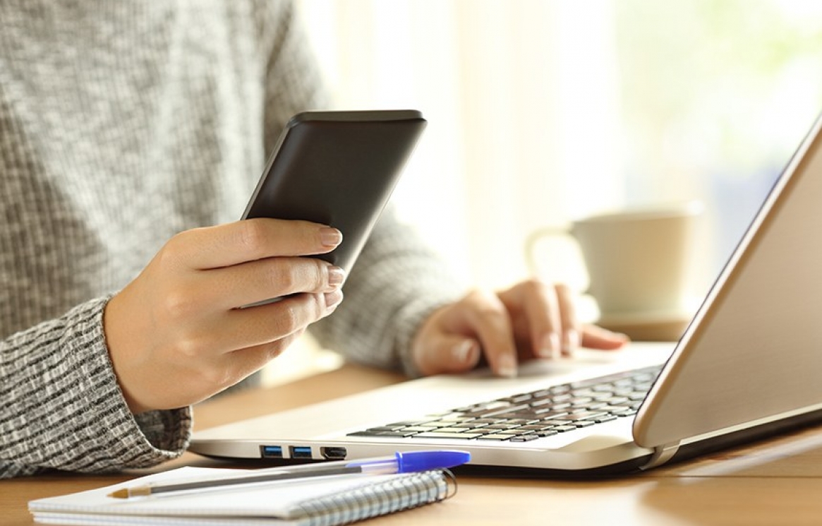 Stockphotos-Fernandez-teletrabalho-homeoffice-notebook-smartphone.jpg