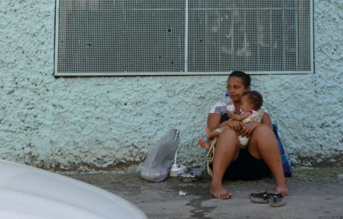 Fotos-públicas-Araujo-mulher-com-crianca-mae-e-filho-pobreza-desemprego.jpg