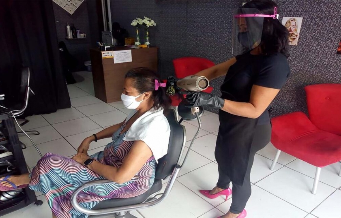 Fotos-publicas-Salvador-cabeleireiro-mulher-mascara-1024x643.jpeg