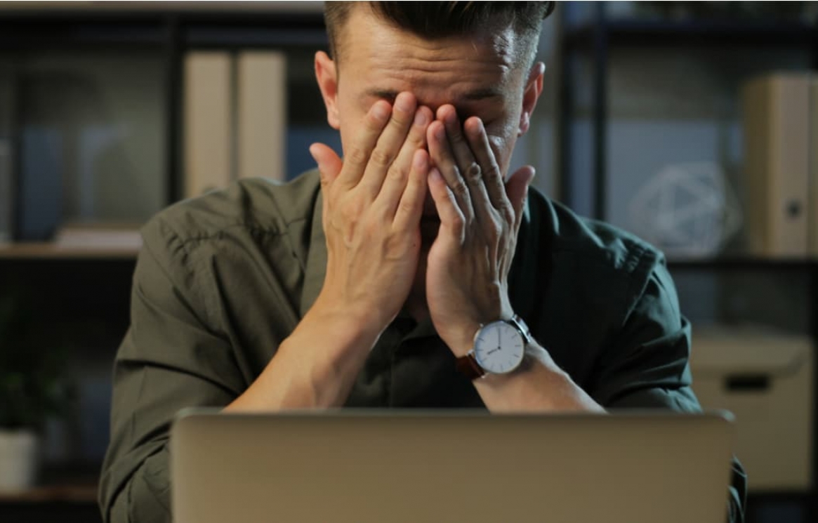 Shutterstock-Vaks-home-office-teletrabalho-jornada-de-trabalho-exaustiva.jpeg