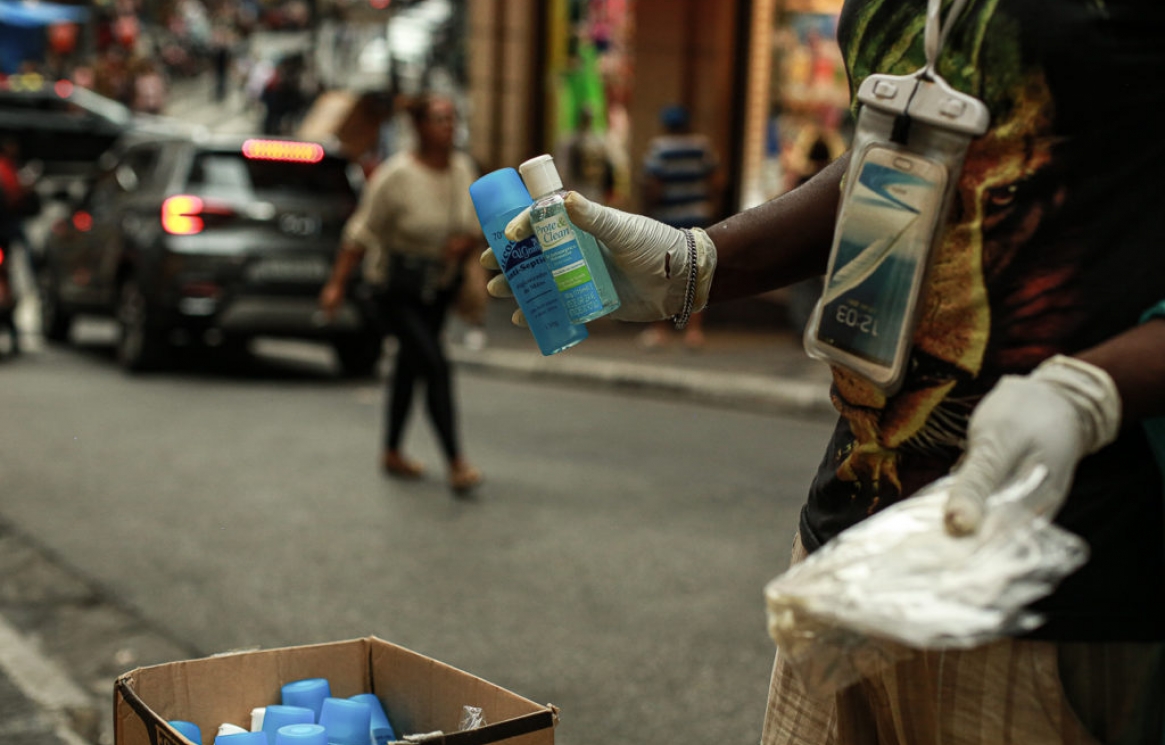 Agencia-Publica-Dolce-ambulante-trabalho-informal-alcool-em-gel-coronavirus.jpeg