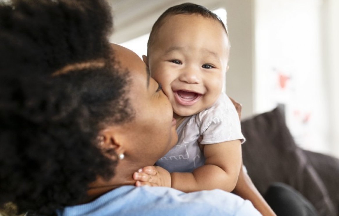 https://www.paeseferreira.com.br/images/happy-african-american-mother-kissing-her-son-min-700x468.jpeg