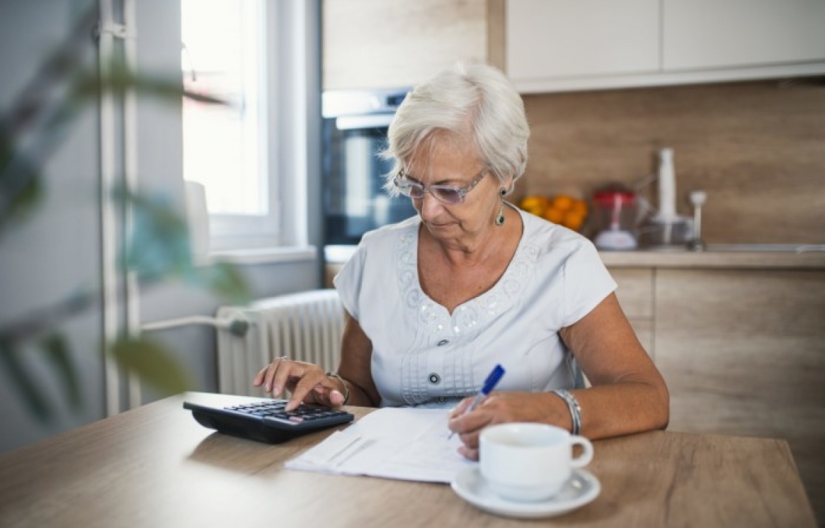 https://www.paeseferreira.com.br/images/serious-elderly-woman-with-calculator-sitting-at-table-min-700x468.jpeg